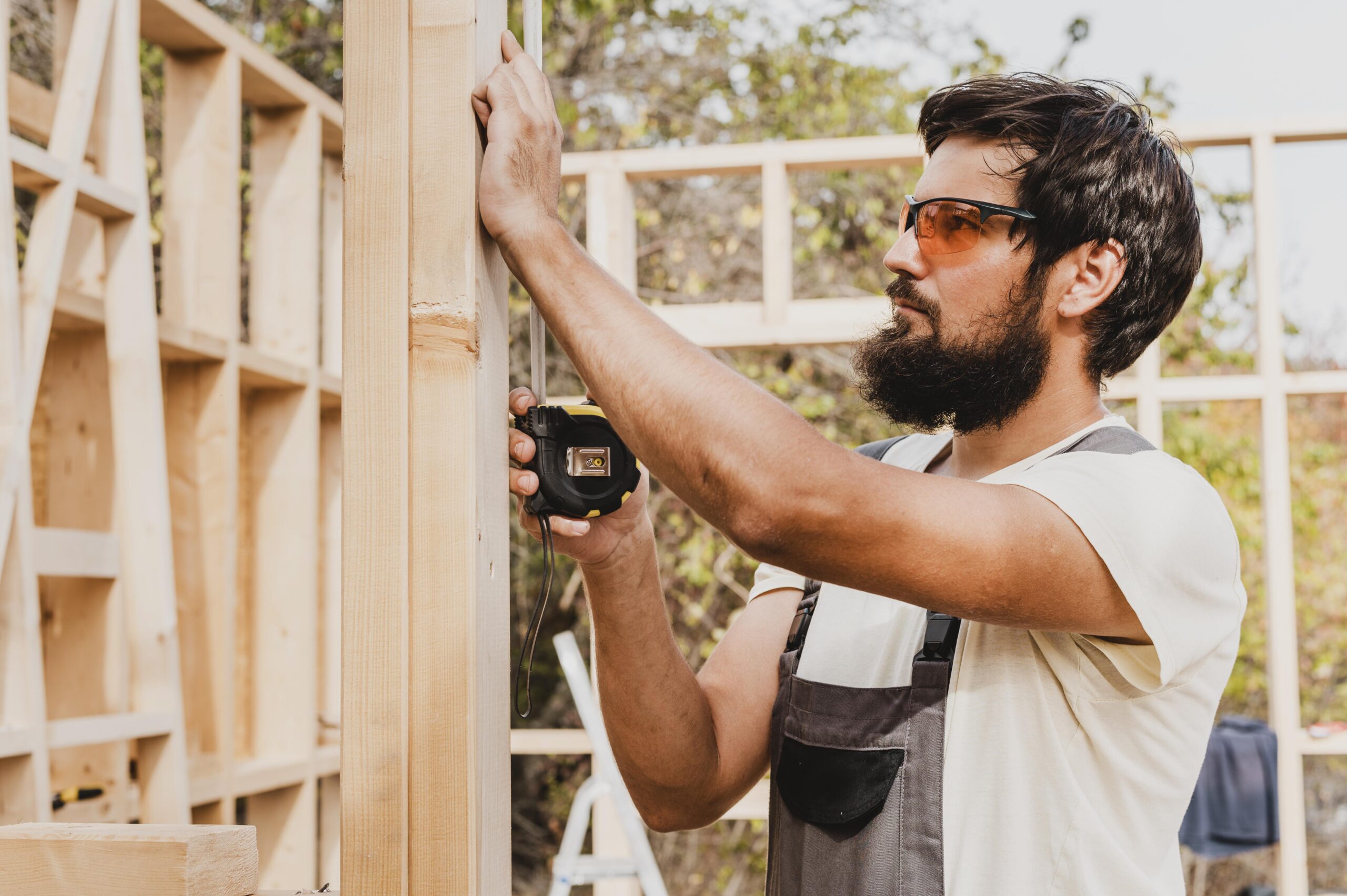 carpenter-man-using-tape-measure